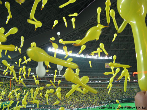 Softbank Hawks seventh inning stretch balloon release